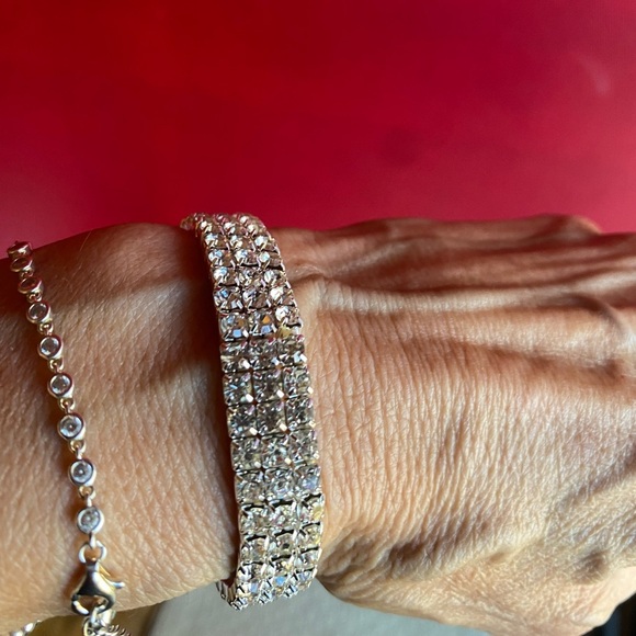 Stunning Stretch Silver Cubic Zirconia Crystal Bracelet NWOT 7 1/4 - Picture 3 of 3